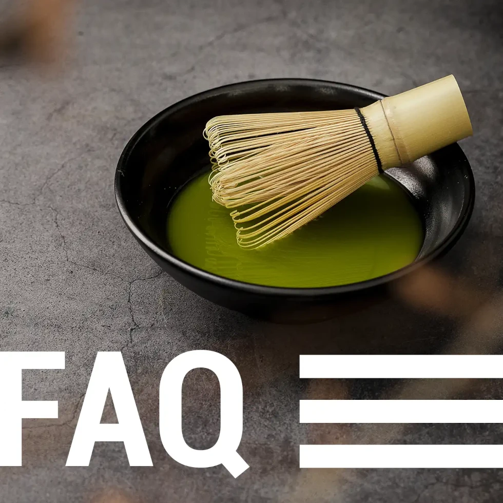 Matcha Rührer mit der weißen Aufschrift "FAQ"