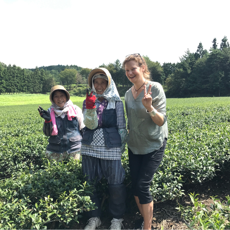 Frau Rossmann mit Teepflückerinnen